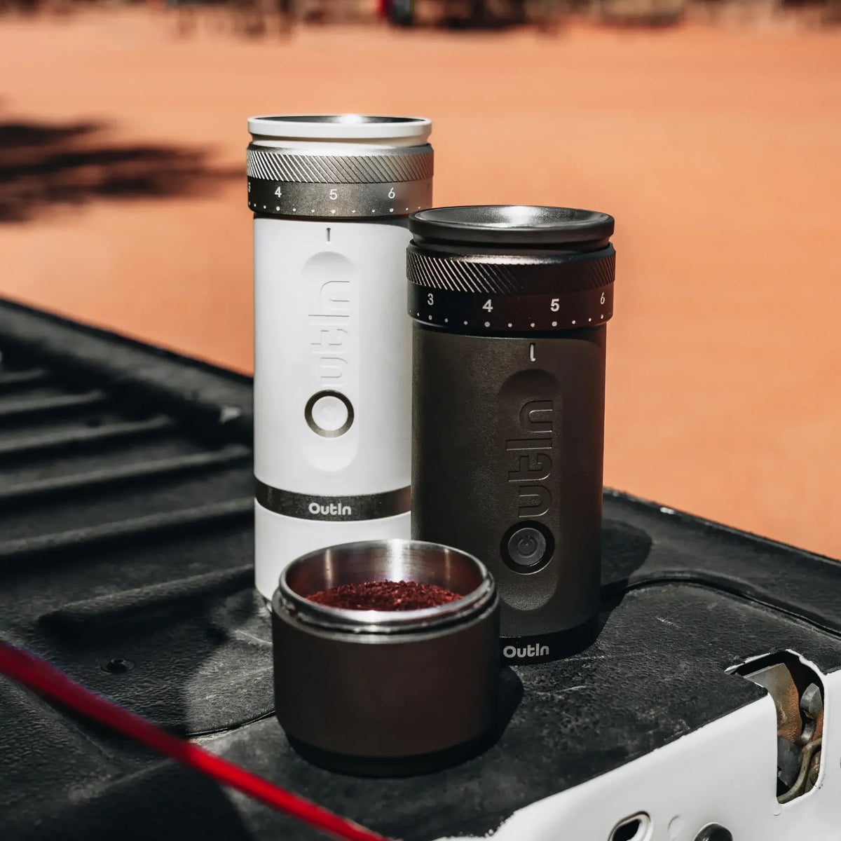 Outin Fino tragbare elektrische Kaffeemühle, Dunkelgrau, im Einsatz