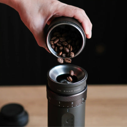 Outin Fino tragbare elektrische Kaffeemühle, Dunkelgrau, in der Hand