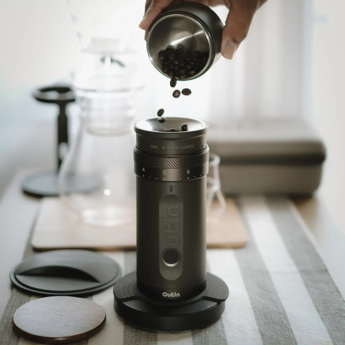 Outin Fino tragbare elektrische Kaffeemühle, Dunkelgrau, in der Hand