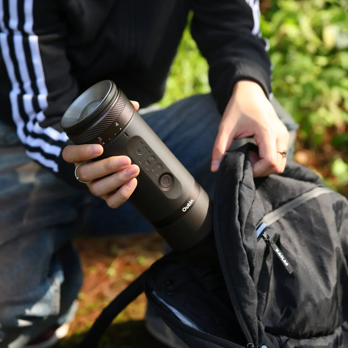 Outin Fino tragbare elektrische Kaffeemühle, Dunkelgrau, in der Hand