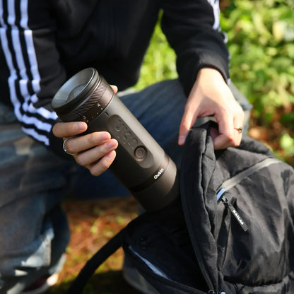 Outin Fino tragbare elektrische Kaffeemühle, Dunkelgrau, in der Hand